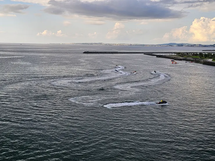 這是水上摩托車嗎?還是快艇?