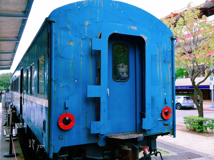 後來新北投站旁加入了復古的車廂