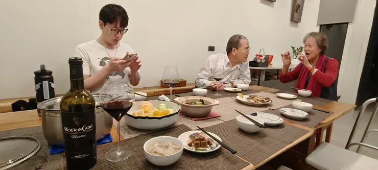 隔日要去彰化秀傳醫院回診的YY,耶誕晚上來訪,用新型耳機為老媽試聽力,依舊不行,老媽謝謝他,說不用再麻煩了啦!