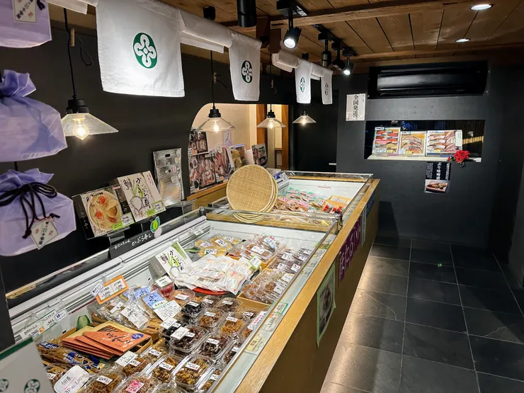 走進店舖就可以看到許多醃漬和佃煮保存的海鮮