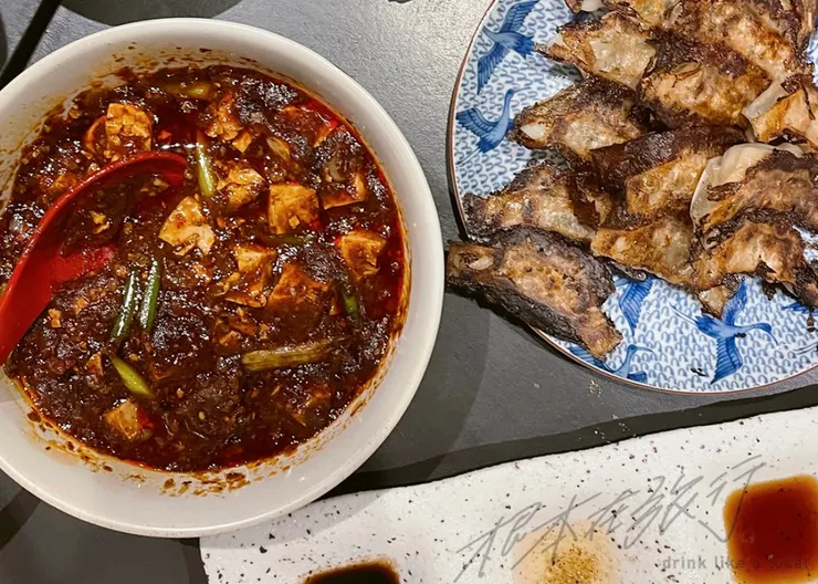 《餃子とリロと◯◯と》的煎餃與麻婆豆腐