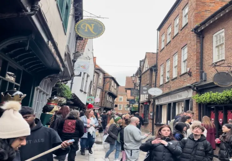 肉鋪街 (The Shambles)，因過去為肉市場而得名。