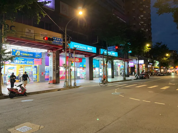 飯後一起牽著手慢慢地走著、逛著、笑著…