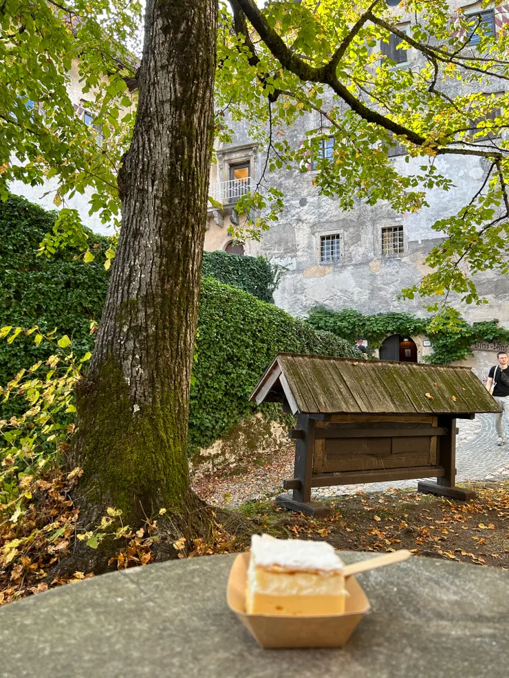 享用當地著名的方型蛋糕