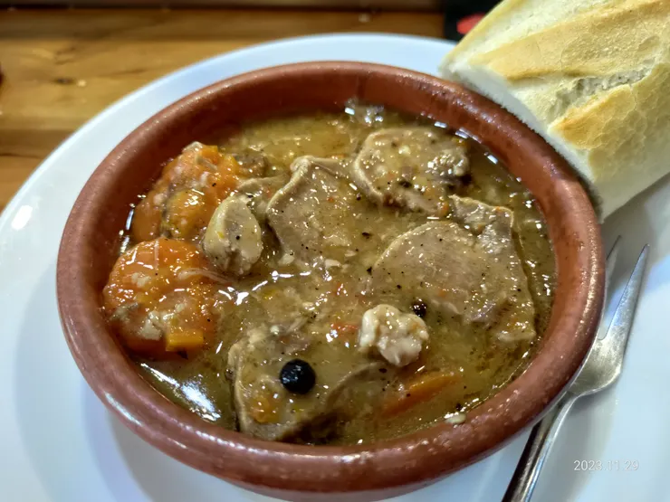 薩拉曼卡鄉下酒吧的美味燉牛舌