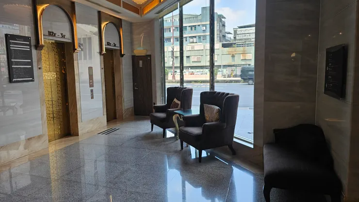 台北花園大酒店的一樓大廳有很多椅子可以坐著休息!