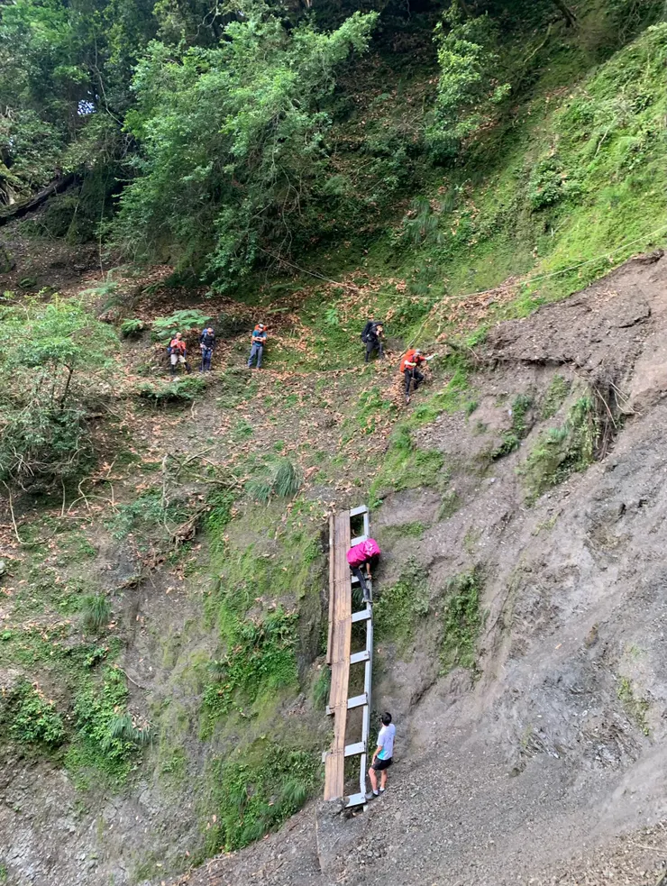 把鐵橋殘骸當樓梯用