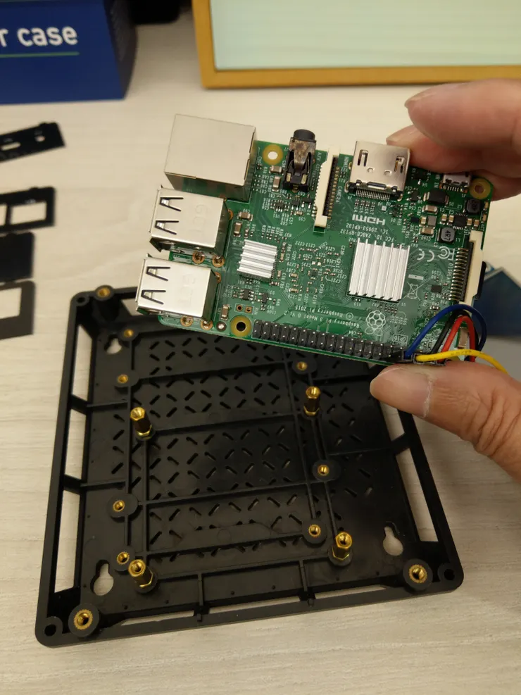 找到正確的螺絲孔鎖上螺柱,高度的部份還需要疊上一個螺柱做調整,才能讓輸出介面對齊飾板的孔位!