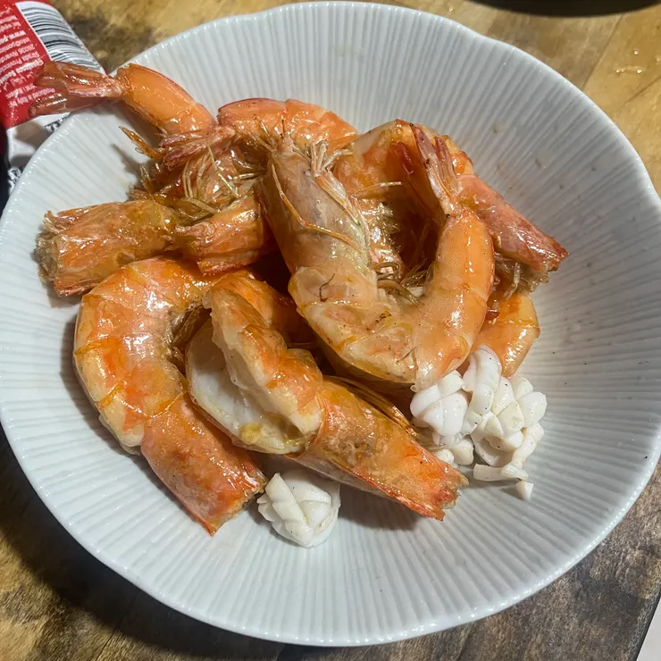 炸過的蝦超香的，手上有剩一些魷魚，也就一起炸，但…魷魚炸過再炒整個縮超小，小到在成品中完全沒有存在感了