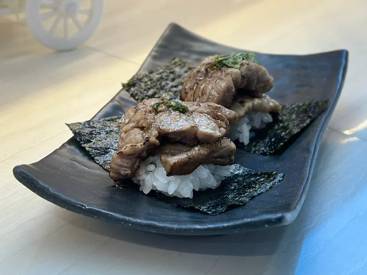 炙燒黑鮪魚上腹握壽司，當天有特價2件TWD$300