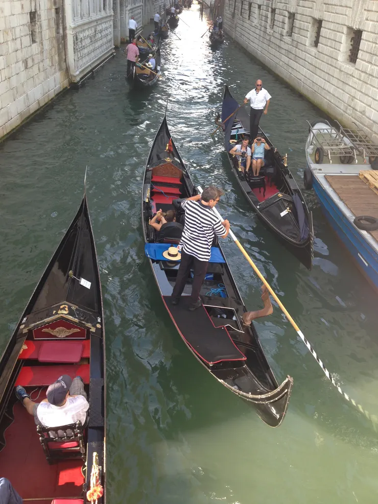 居民及遊客靠著貢多拉穿梭大大小小的河道