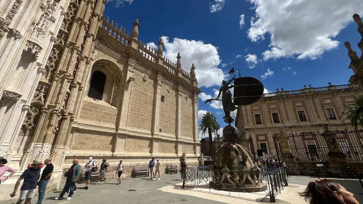 吉拉達塔頂部Giraldillo風向標雕像的複製品