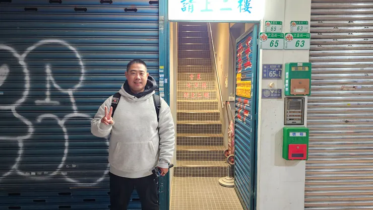 我在雪王冰淇淋的一樓騎樓!