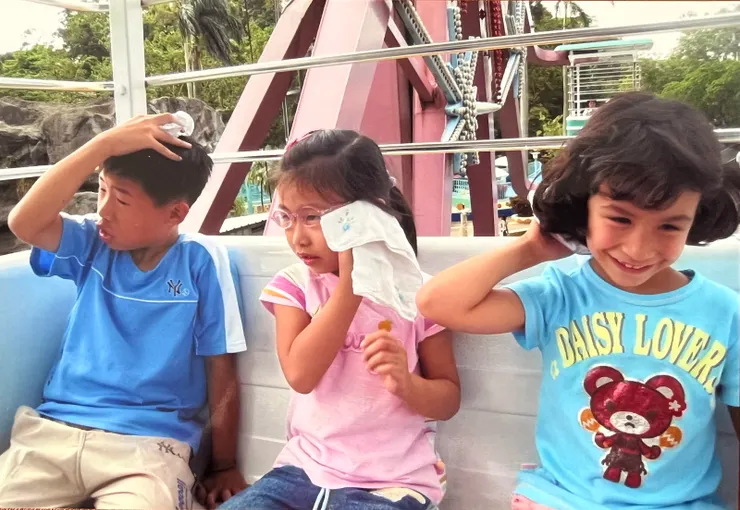 那天好熱啊，孩子們拿著手帕猛擦