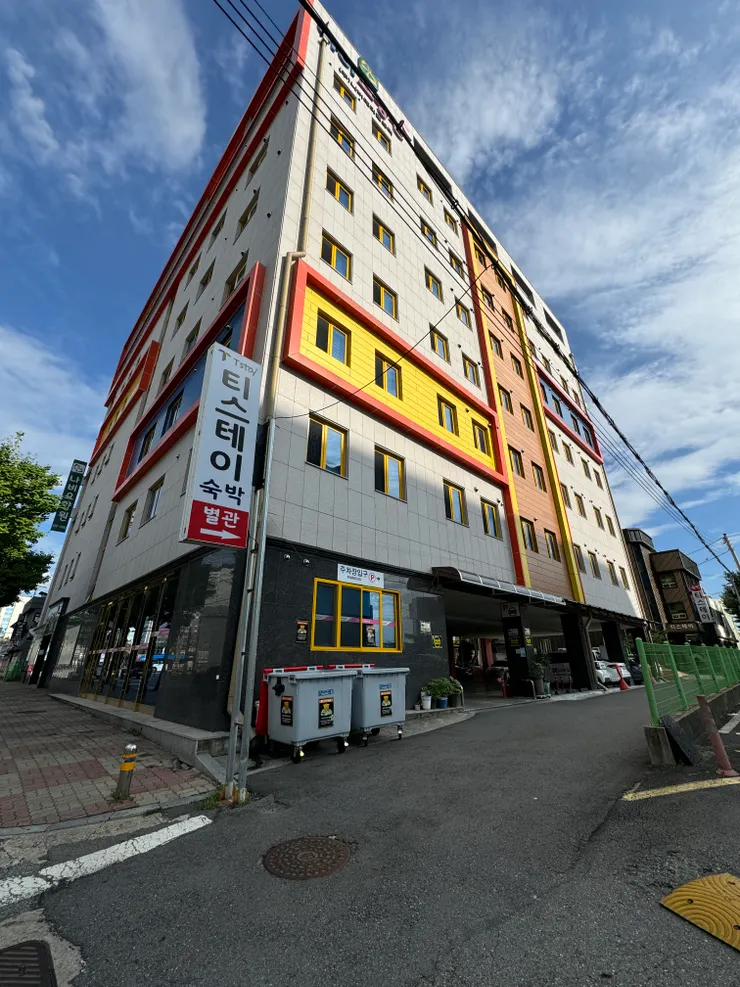 照片右邊巷子走到底就可以看到門口了