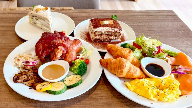 德國烤豬腳、挪威鮭魚早餐盤，水果栗子千層及提拉米蘇。（攝影／陳宜彣）