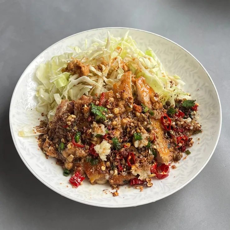 簡單完成的花生醬椒麻雞，雖然沒有炸雞的脆口，但煎脆的雞皮香氣還是很夠，也比較少熱量