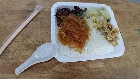 [台北美食]拼經濟、做功德、賺工錢的老圓環六十元便當，配菜多