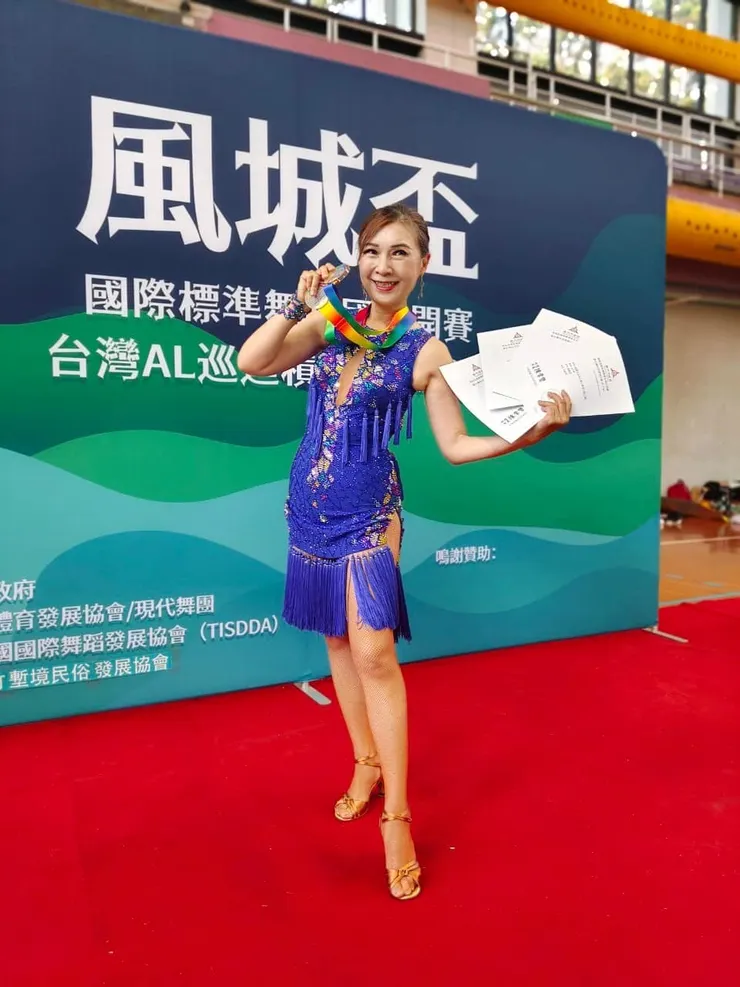 何老師也擅長國標舞，令人驚豔的60+的精彩美魔女生涯，願我們都能活出精彩