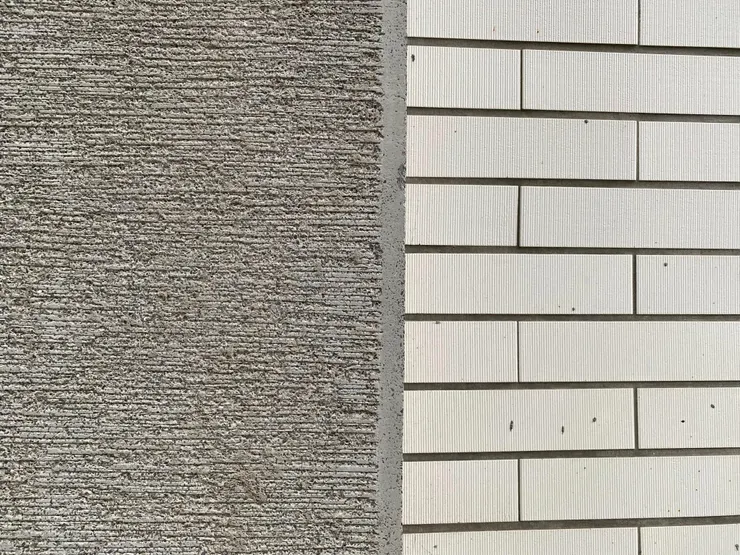 第一學生活動中心的白色釉面磚與斬石子