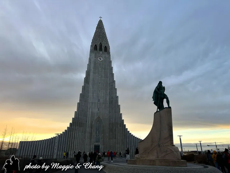 冰島最高的哈爾格林姆教堂,高73公尺,兩側直柱象徵火山形成的玄武岩柱。教堂內明亮簡約,典型北歐風,最特別的是擁有5,275根管子的巨大管風琴,十分震撼。