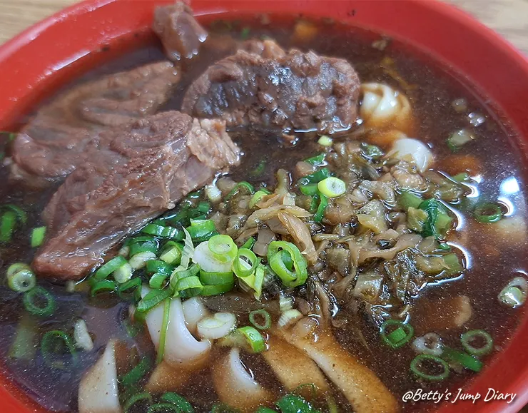 ▲苗栗通霄「滷飄香川味牛肉麵」 / 圖片來源：Betty's Jump Diary