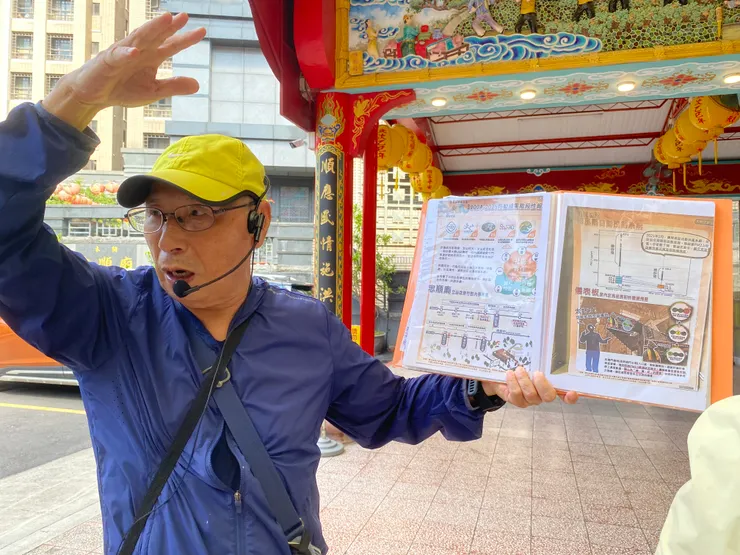 顏老師說明忠順廟的特色之一，擁有完善的空氣品質監測系統