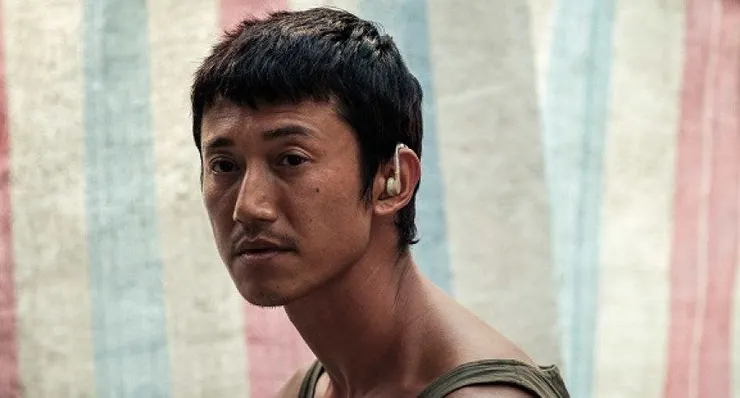 吳慷仁飾演的阿邦在劇中是聾啞人士,聽不到外界的聲音,多數時候僅能透過手語、臉部表情、肢體動作和外界互動。來源:《富都青年》電影劇照