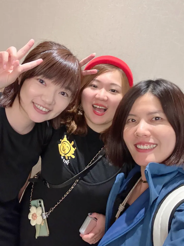 一起籌辦 #走入永夜的引路人 活動,而讓我們認識了彼此!成為最好的夥伴,左起孟璇、悠嵐、桌長10