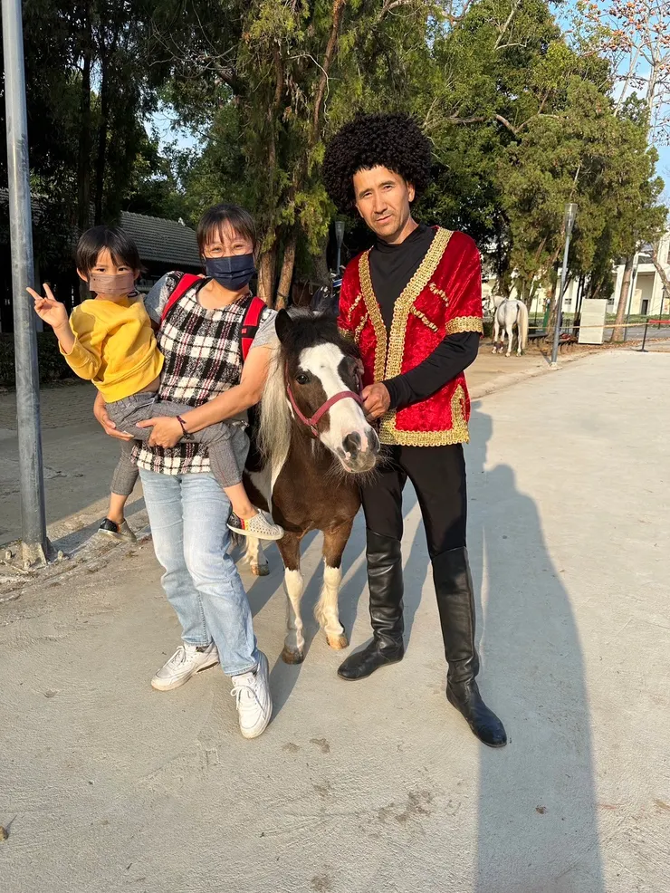 可愛的小馬,五歲的懿怕馬,我抱著他合影。