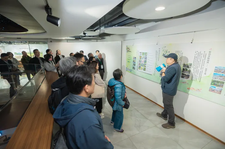 圖：內政部建築研究所（20）日於淡水滬尾藝文休閒園區舉辦「智慧淨零建築標竿案例觀摩示範參訪」活動，由負責營運園區的將捷集團人員進行導覽。