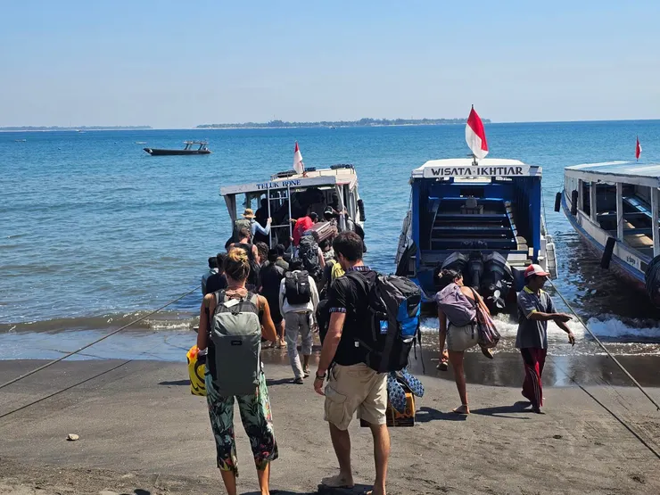 GiliT搭公交船到Bangsal