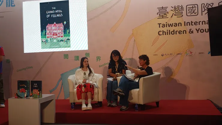 莉迪亞、翻譯、思琪(最右邊)