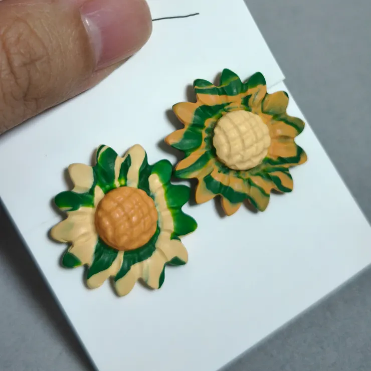 🎀完成！  第一次玩軟陶也能捏出花朵耳環，超有成就感！  軟陶的樂趣就在於「自由創造」  每朵花都能有自己的個性