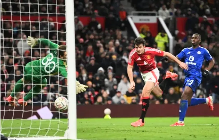 哈利麥奎亞衝頂破網助曼聯絕殺2:1