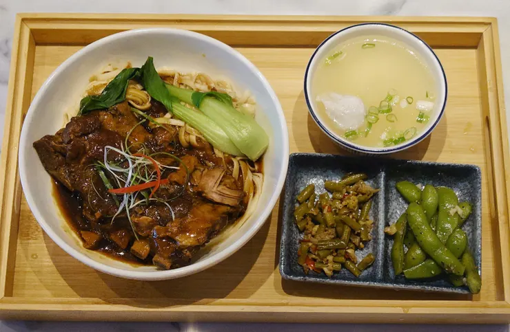 連江浙菜的蔥靠排骨都拿來做成定食，不意外，能預先滷好的食物，都適合成為需要快速出餐的消費商品