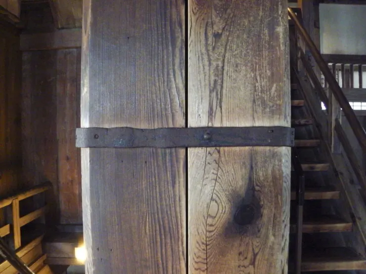 西大柱上下兩截接續的地方，就在天守閣的三樓樓梯轉角處，有興趣的人可以停下來仔細瞧瞧是怎麼接起來的喔~/照片來源:https://budou-chan.jp/himejijo904/