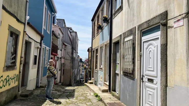 上下坡＋石板路