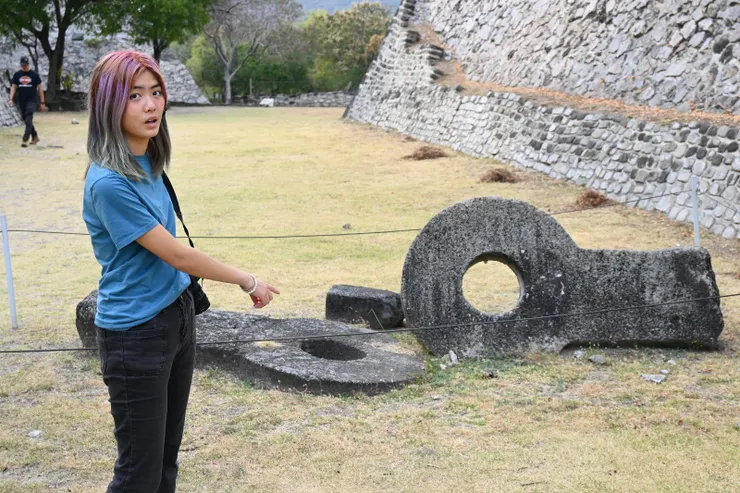 Maya ballgame court goal圓石 (the ring)