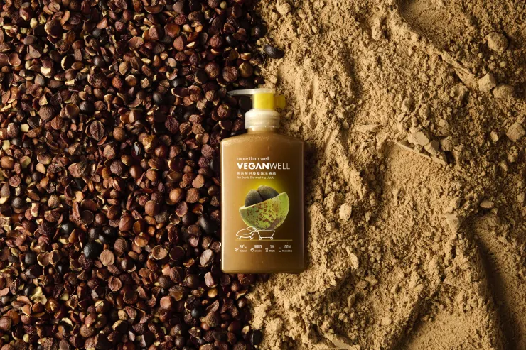 美科運用科研技術「點石成金」，將台灣農業與產業廢棄物，蛻變為兼具強效去污力與親膚性的環保天然洗劑1。（圖為馬告茶籽胺基酸洗碗精）