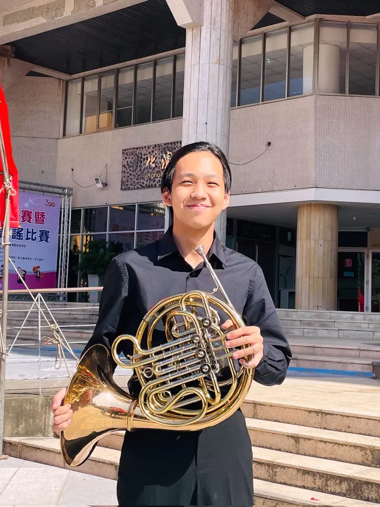暗雨參加學生音樂比賽，吹奏法國號