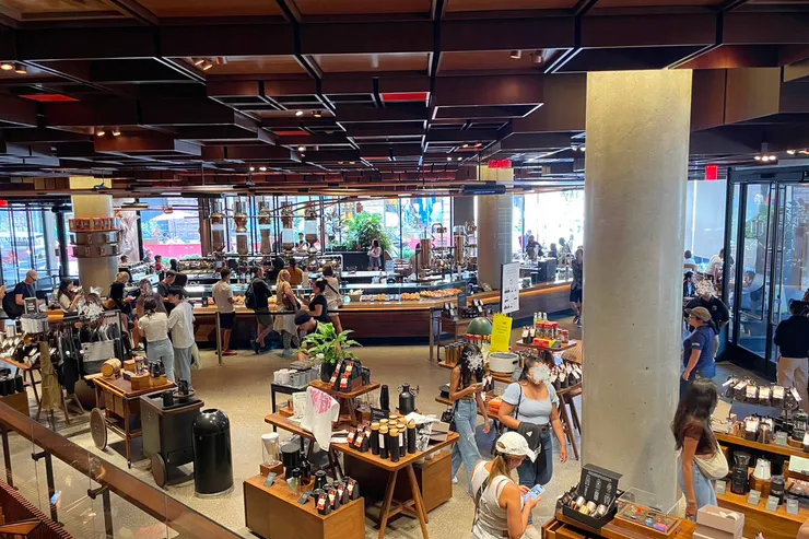 紀念品區範圍非常大，商品非常多元