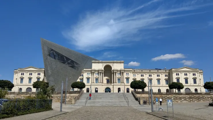 波蘭裔美國建築師Daniel Libeskind設計的德國聯邦國防軍軍事歷史博物館（Militärhistorische Museum der Bundeswehr）於2011年啟用，最早作為軍械庫使用。