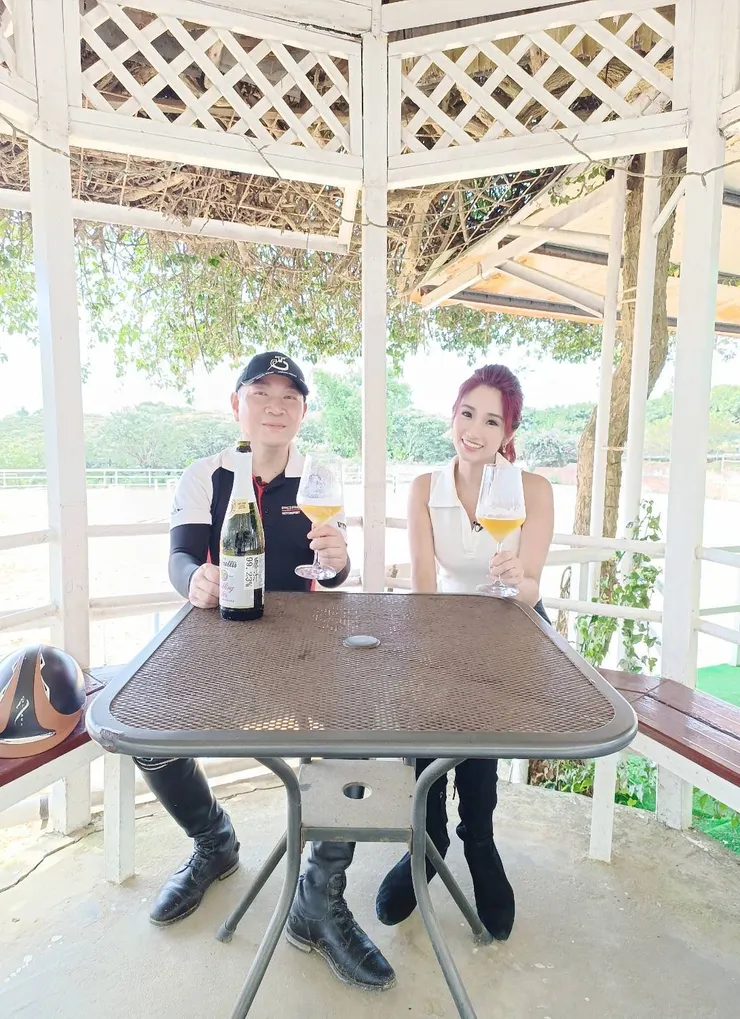 行銷真效ㄟ為專業行銷對談節目,右起主持人及製作人黃芓期、宏林跨媒體執行長程俊昇