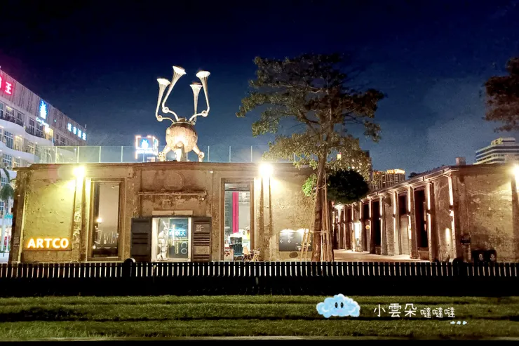 夜晚的餐廳。餐廳前就是輕軌。