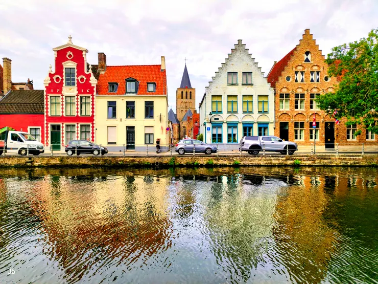 【河畔華屋已娉婷猶向水光借婀娜 獵艷的鏡頭只恨風波善變難捉摸】