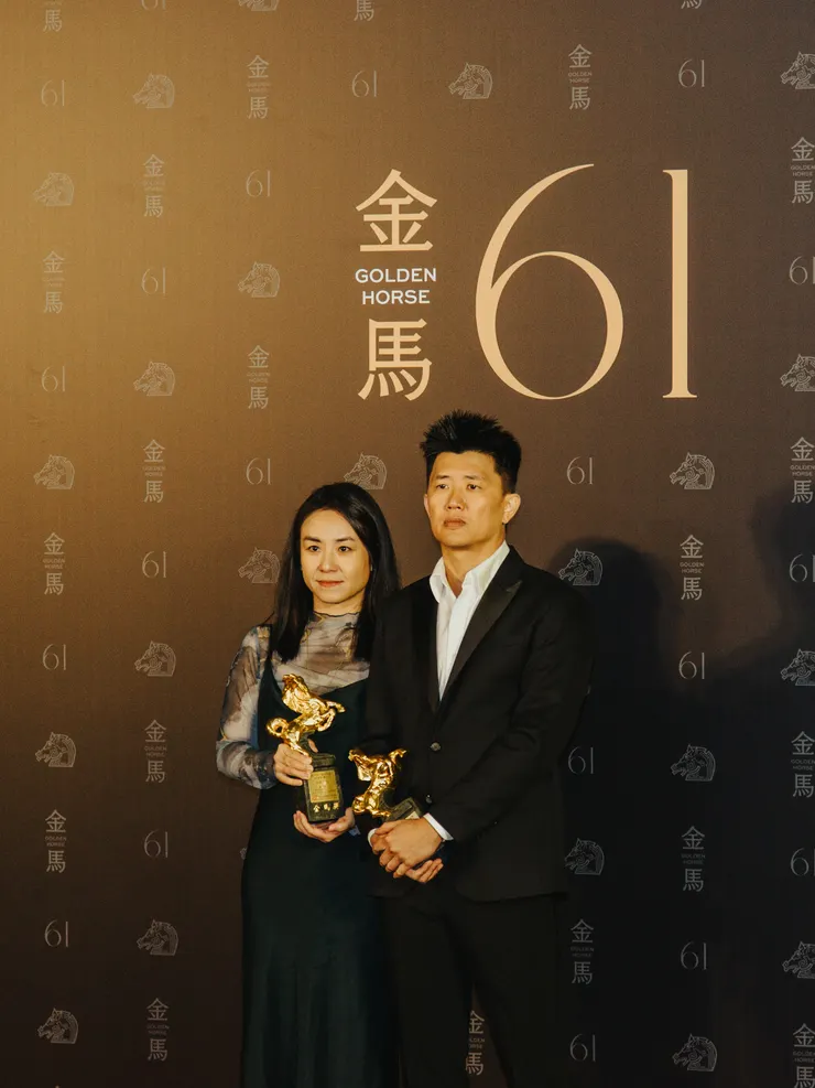 第 61 屆最佳紀錄片獎得主，《由島至島》監製林婉玉（左）、導演廖克發（右）。／攝影 朱學文