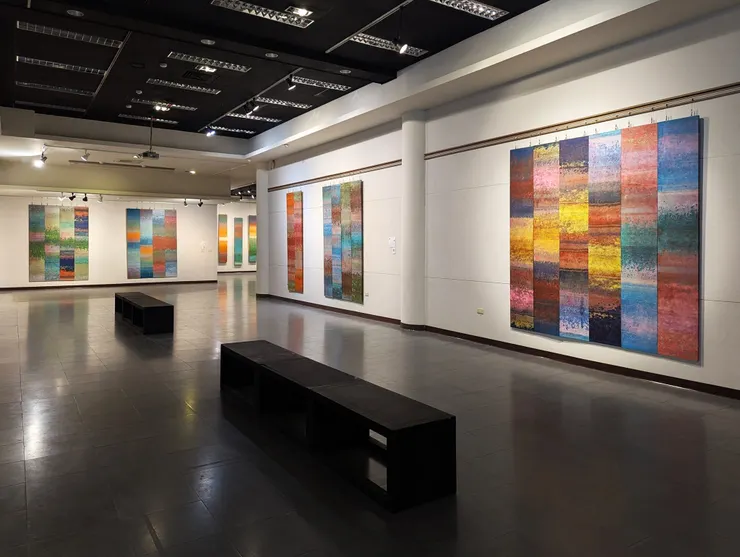 積吶虹光，〈青天白日滿地「虹」森林〉，壓克力顏料、紙。