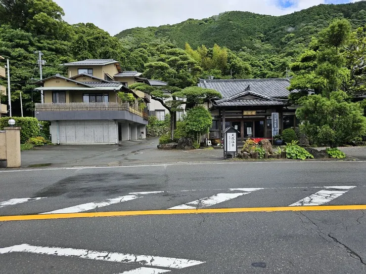 千歌家和隔壁的梨子家的距離，果然現實中式牽不到手的吧...