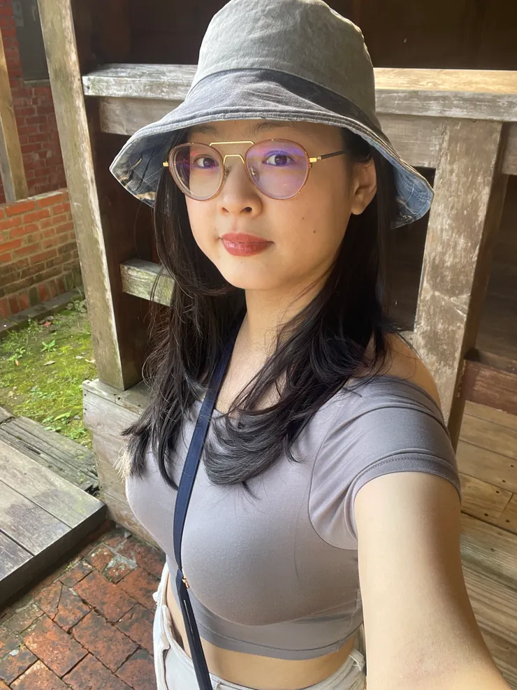 從照片可以稍微看到肩上的縫線是前傾的，在後背處是完全沒有支撐的情況之下很容易往左右滑落。變成大部分都是用胸部去支撐衣服才卡住，再加上布料是平滑的、真的要一直去拉😂